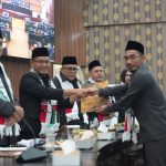 Alit Jamaludin, S.E. (Sekretaris F-PKB) memberikan berkas Pandangan Umum F-PKB