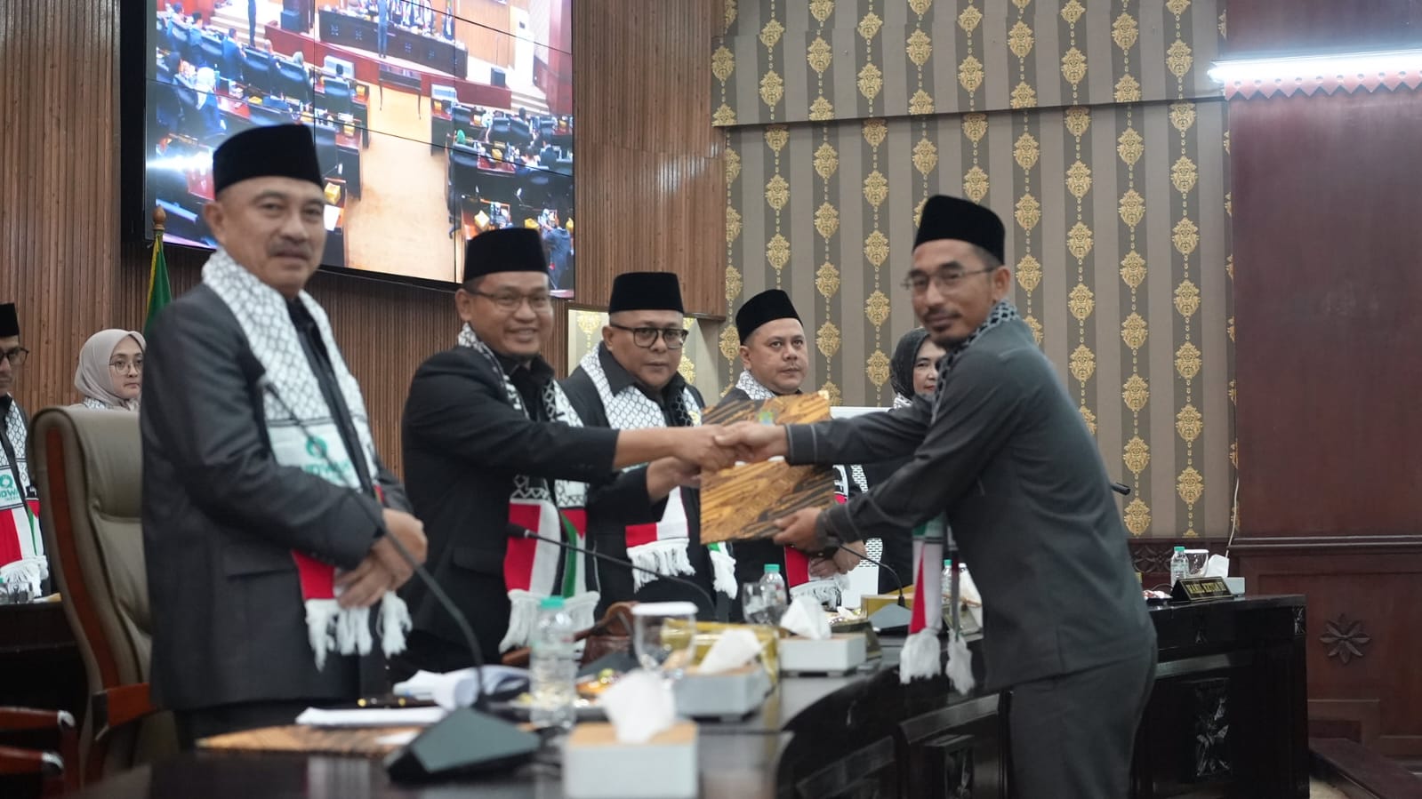 Alit Jamaludin, S.E. (Sekretaris F-PKB) memberikan berkas Pandangan Umum F-PKB