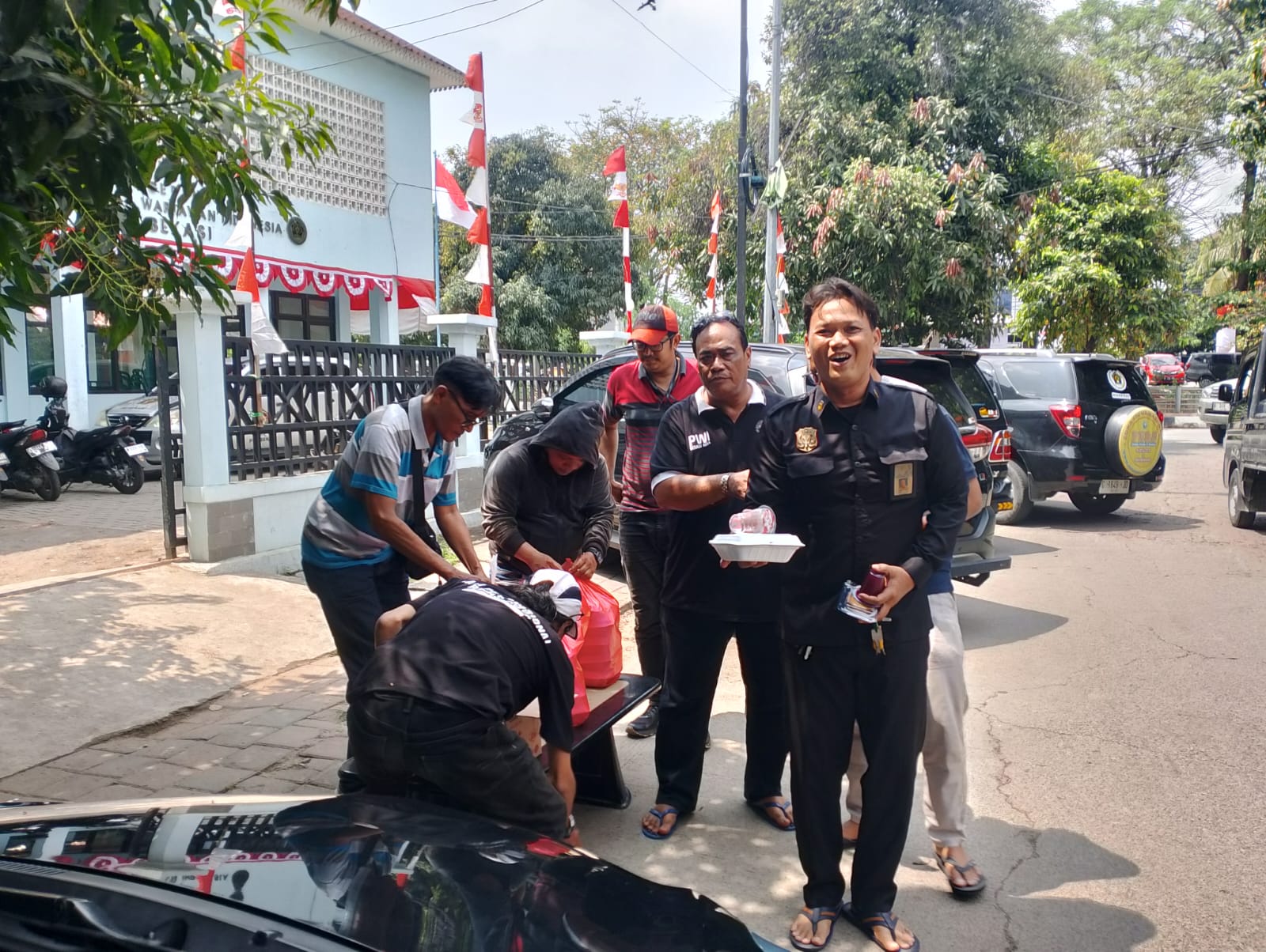 PWI Bekasi Raya Gelar 'Jum'at Berkah', Aksi Nyata Insan Pers Berbagi untuk Warga