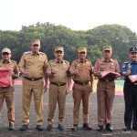 Pemerintah Kota Bekasi membagikan 11.000 bendera Merah Putih HUT RI ke-80
