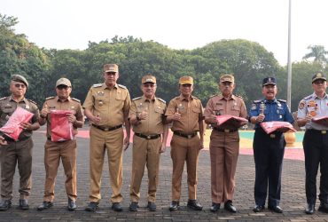 Pemerintah Kota Bekasi membagikan 11.000 bendera Merah Putih HUT RI ke-80
