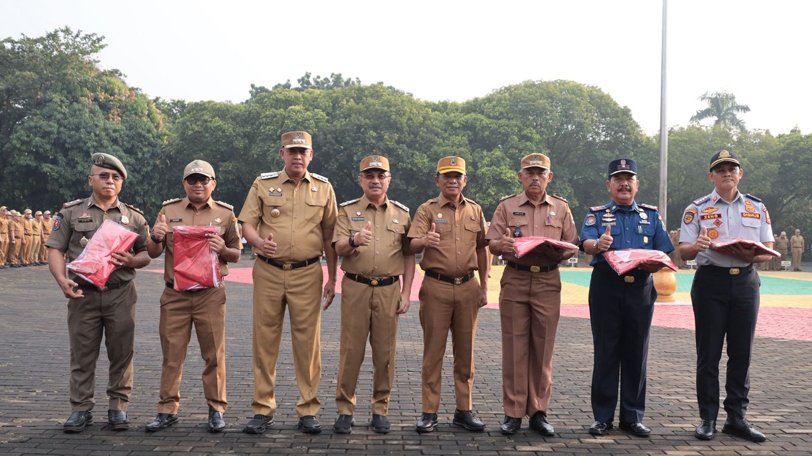 Pemerintah Kota Bekasi membagikan 11.000 bendera Merah Putih HUT RI ke-80