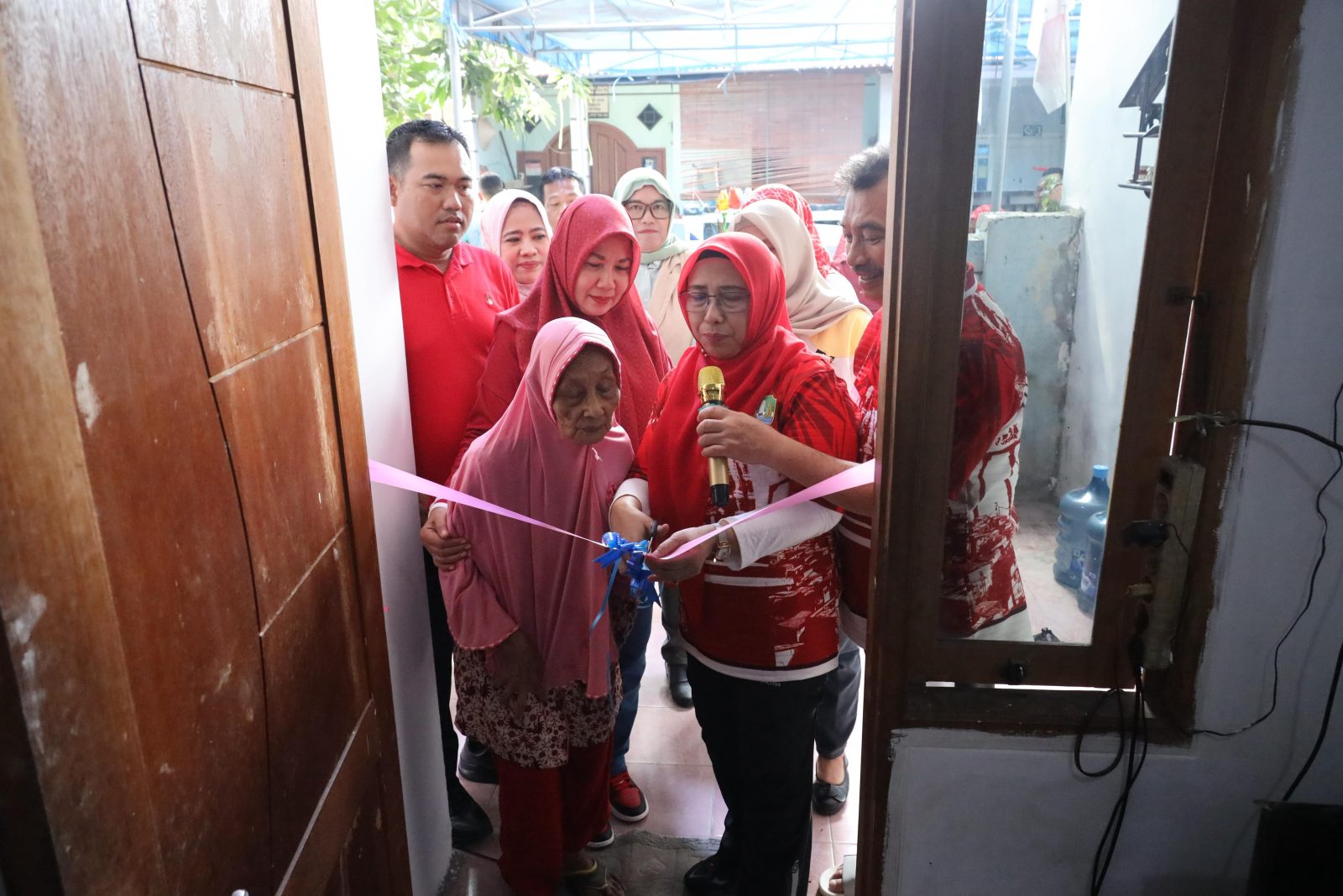 Haru Bahagia Ibu Asuh Wawali Harris Bobihoe Usai Rumahnya Diperbaiki