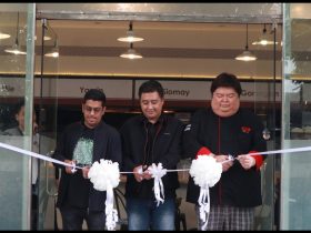 [Ki-ka] Fachmi Jaidi selaku Head of Partnership and Business Development CRP Group, MamayKurniawan selaku Brand Manager CRP Group, dan Chef Kiky selaku Product and Research Development ManagerCRP Group Saat Melakukan Pemotongan Pita Bakso Boedjangan New Concept