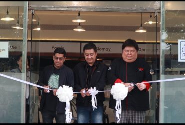 [Ki-ka] Fachmi Jaidi selaku Head of Partnership and Business Development CRP Group, MamayKurniawan selaku Brand Manager CRP Group, dan Chef Kiky selaku Product and Research Development ManagerCRP Group Saat Melakukan Pemotongan Pita Bakso Boedjangan New Concept