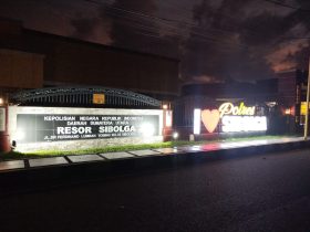 Kantor Kepolisian Resor Sibolga kembali menyala setelah jaringan listrik di wilayah tersebut berhasil dinormalkan