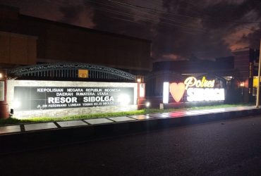 Kantor Kepolisian Resor Sibolga kembali menyala setelah jaringan listrik di wilayah tersebut berhasil dinormalkan