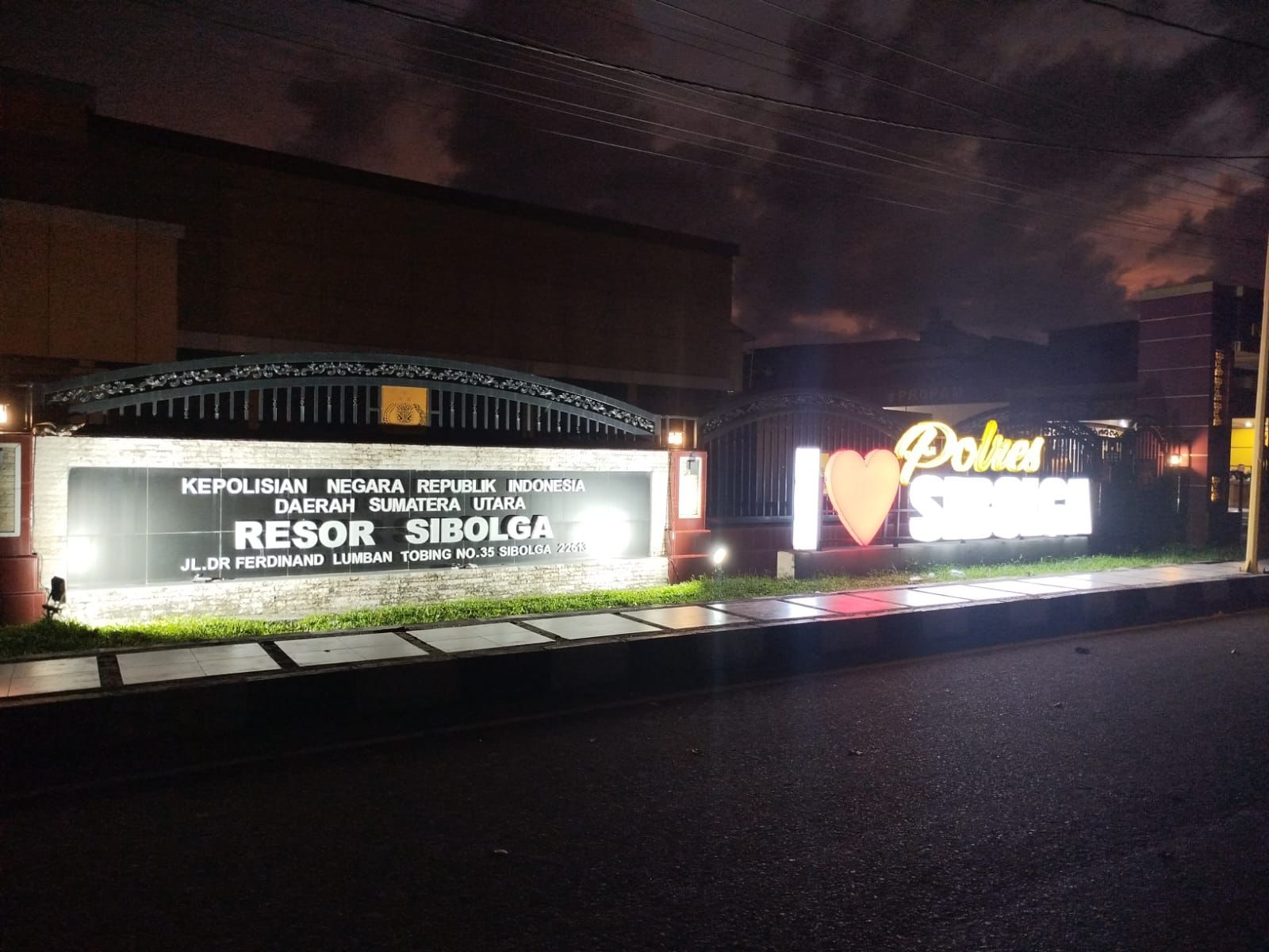 Kantor Kepolisian Resor Sibolga kembali menyala setelah jaringan listrik di wilayah tersebut berhasil dinormalkan