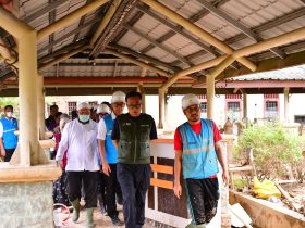 Chief Operating Officer (COO) Badan Pengelola Investasi Daya Anagata Nusantara (Danantara), Dony Oskaria (kedua dari kanan), didampingi Direktur Utama PLN, Darmawan Prasodjo (kedua dari kiri) turun langsung memastikan pemulihan fasilitas kesehatan dan layanan medis di RSUD Muda Sedia Aceh Tamiang, pada Jumat (19/12), berjalan cepat dan aman.