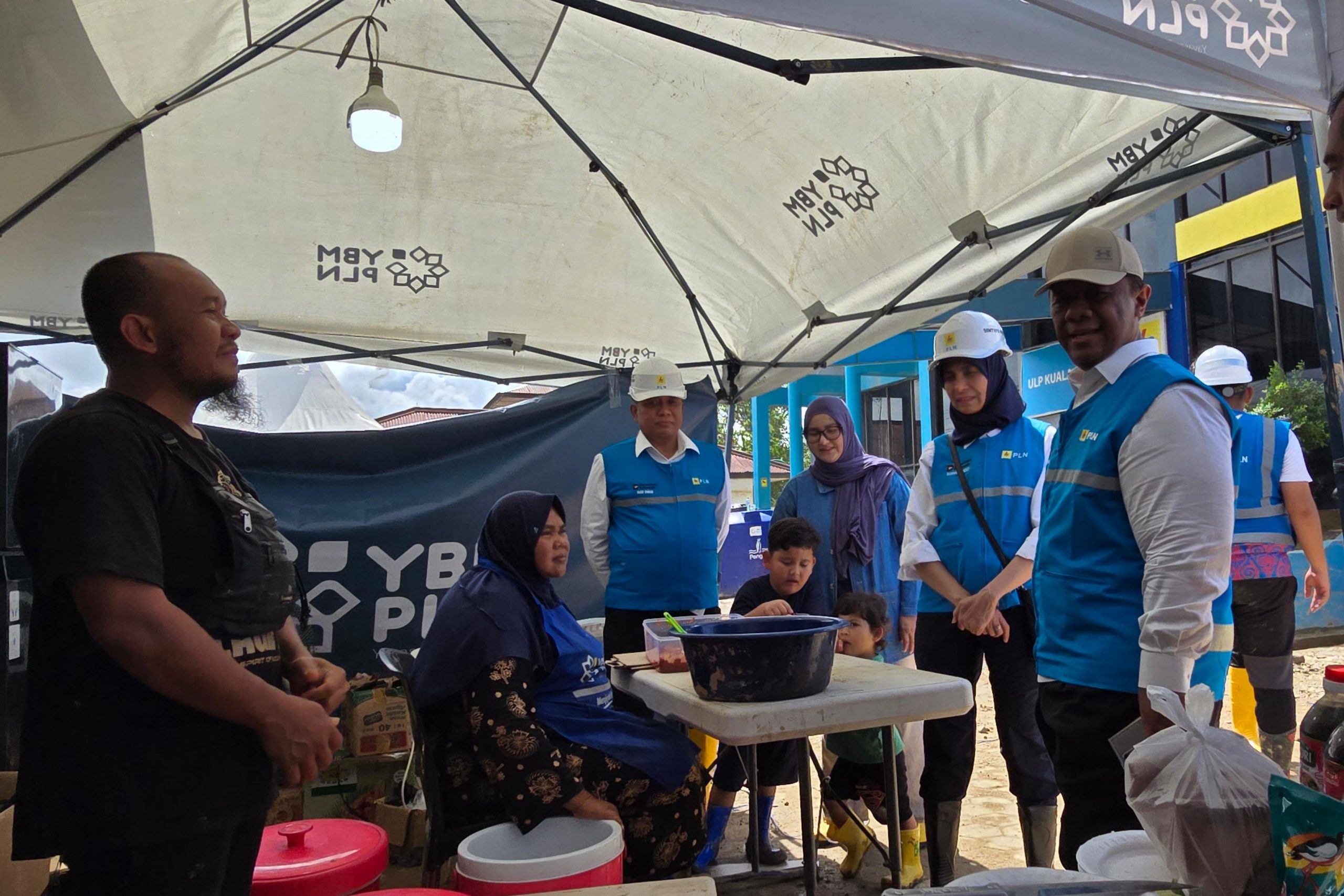 Komisaris Independen PLN, Yazid Fanani (ketiga dari kiri), bersama Direktur Legal dan Manajemen Human Capital PLN, Yusuf Didi Setiarto (kanan), dan Direktur Keuangan PLN, Sinthya Roesly (kedua dari kanan), dalam kegiatan bakti sosial di Aceh Tamiang pada Jumat (19/12), turut meninjau dapur umum di Kantor PLN Unit Layanan Pelanggan (ULP) Kuala Simpang untuk memastikan makanan bagi para pengungsi berkualitas baik.