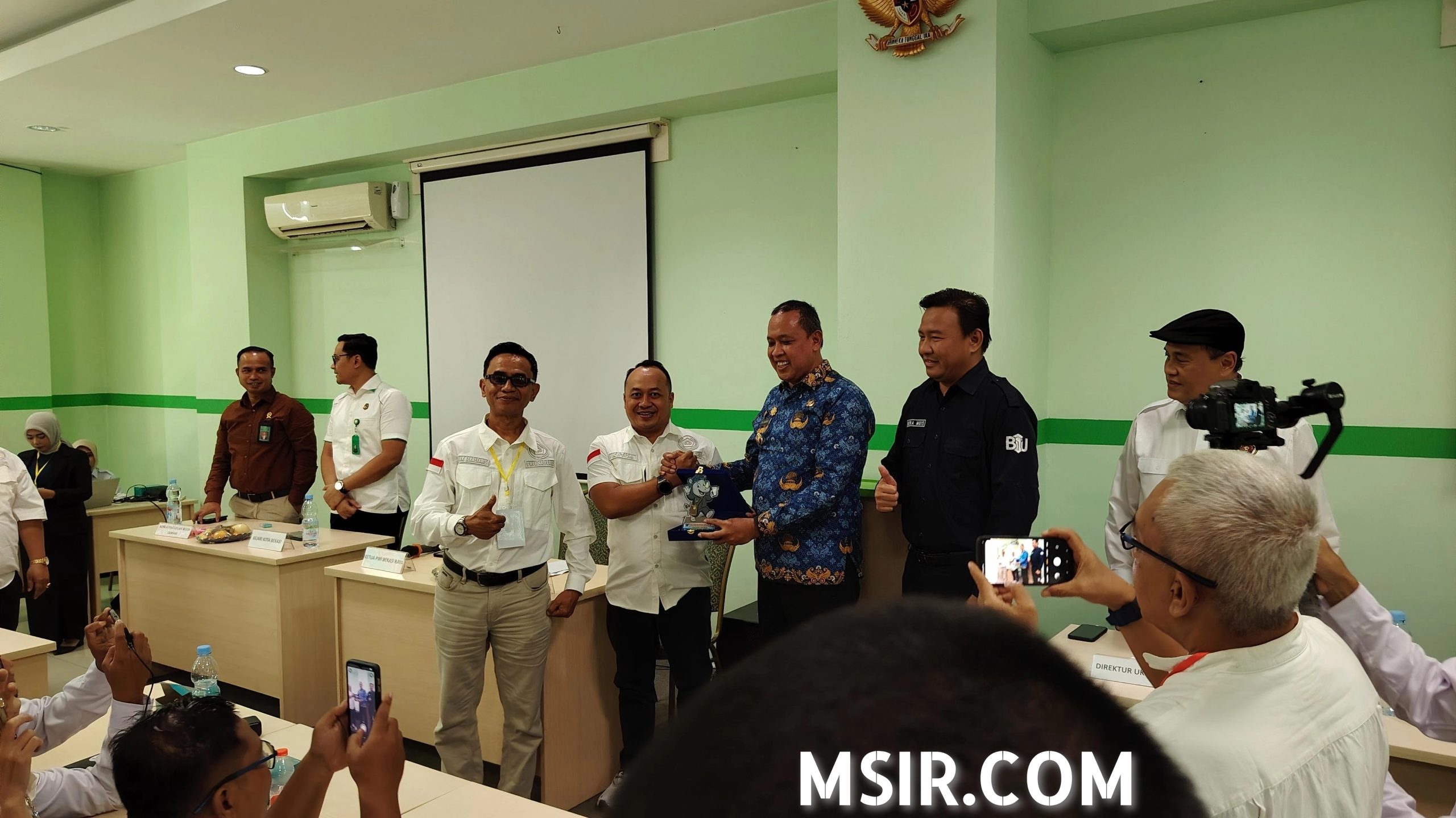 Wali Kota Bekasi mendapatkan cinderamata dari PWI Bekasi Raya 