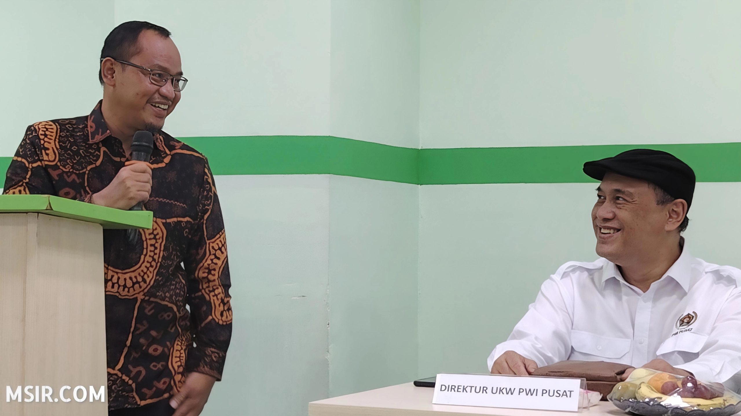 Ketua DPRD Kota Bekasi berinteraksi dengan Direktur UKW PWI Pusat Aat Surya Safaat 