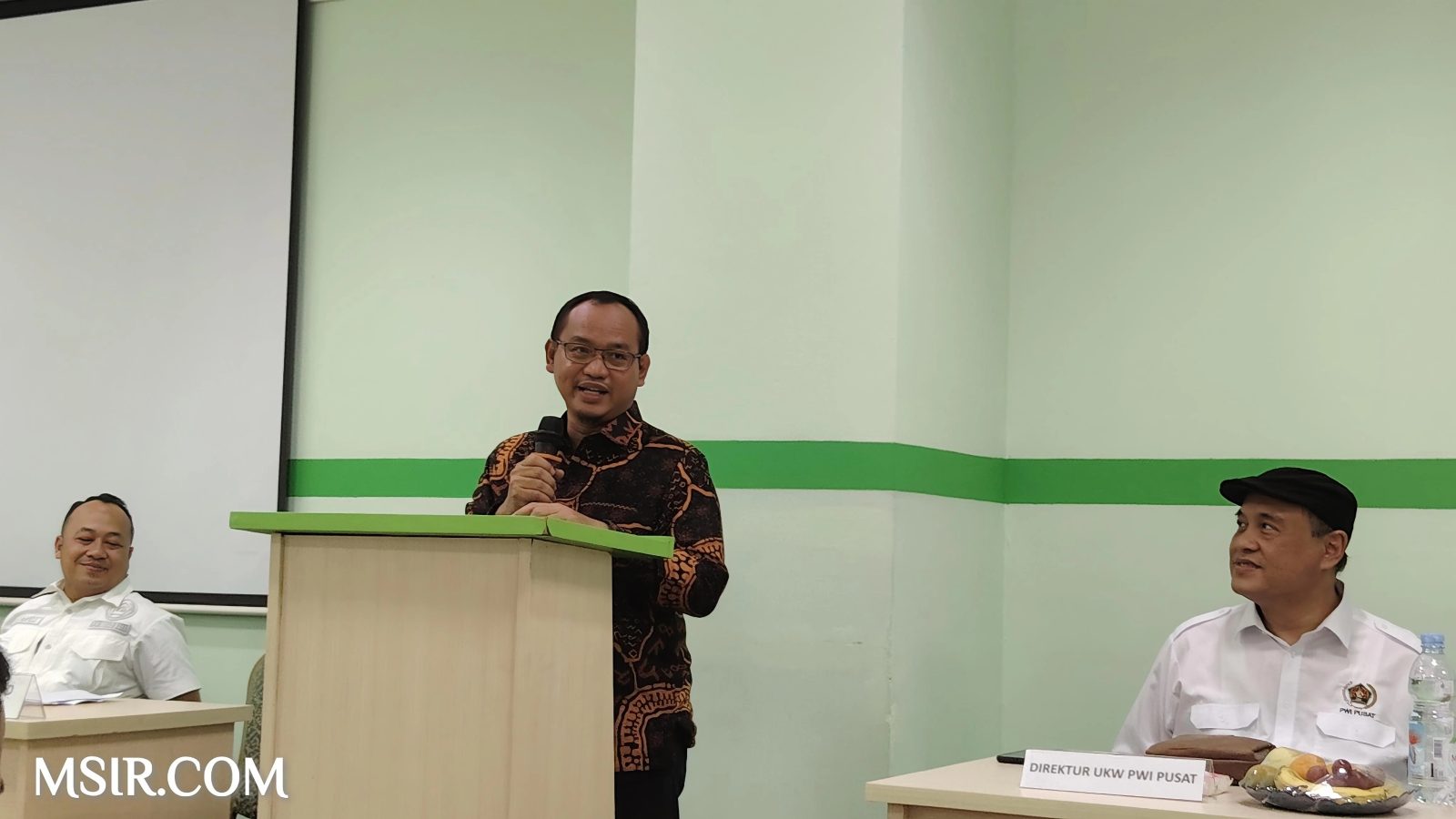 Ketua DPRD Kota Bekasi memberikan materi tentang TANTANGAN ERA DIGITAL DAN INTEGRITAS JURNALISME