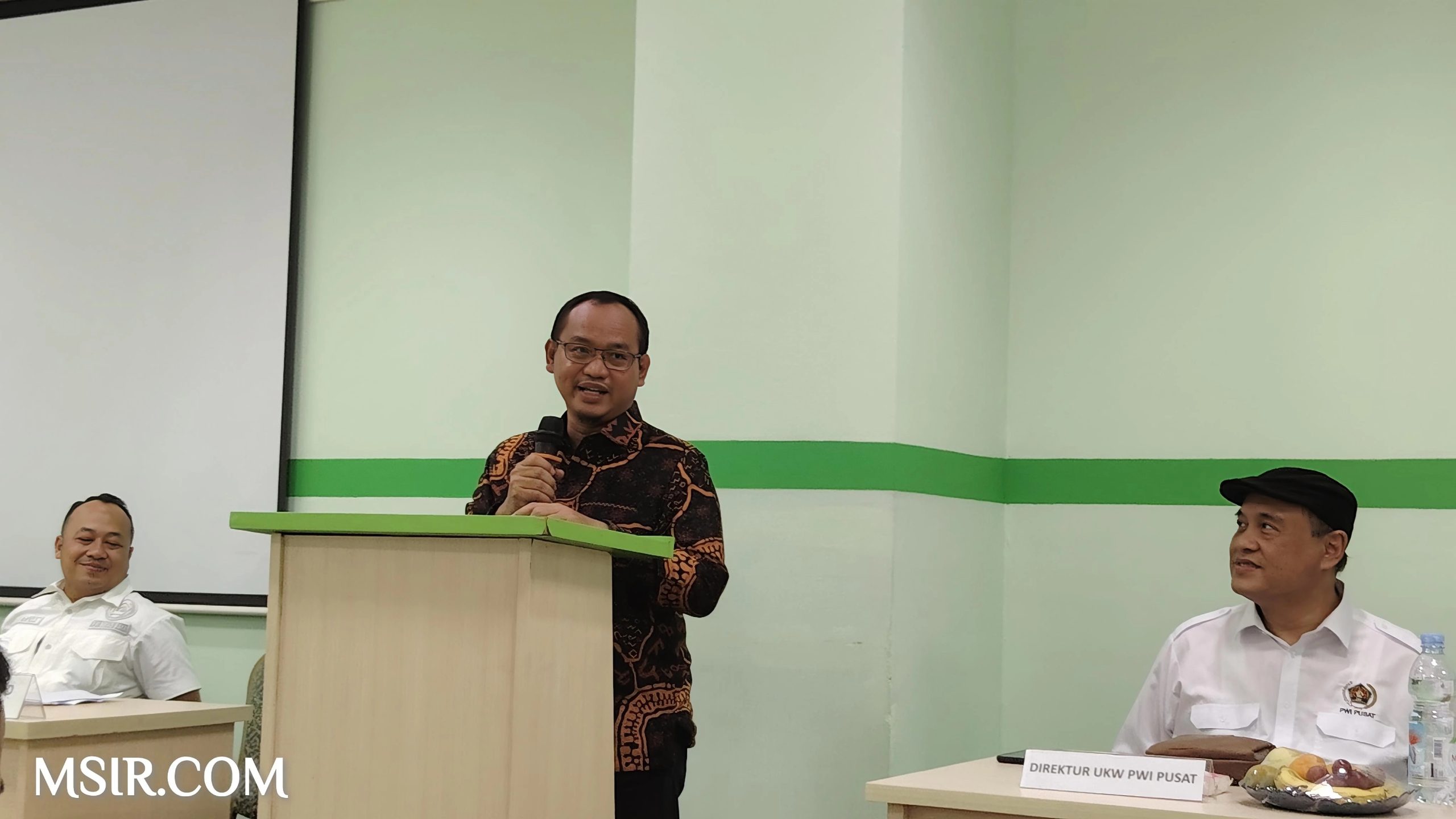 Ketua DPRD Kota Bekasi memberikan materi tentang TANTANGAN ERA DIGITAL DAN INTEGRITAS JURNALISME