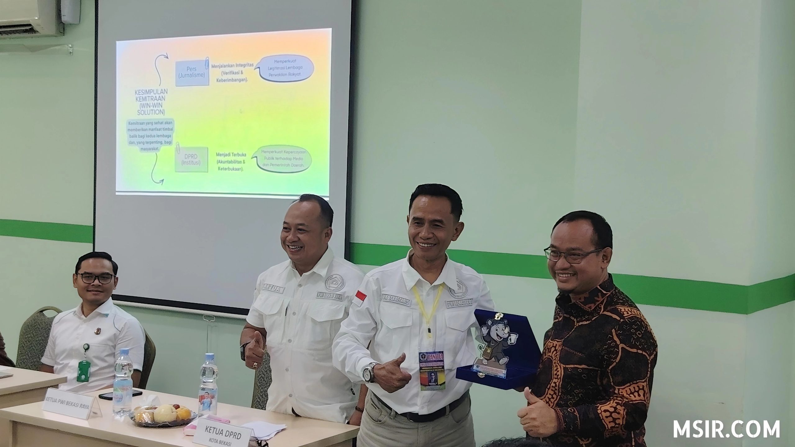 Pemberian Cinderamata Dari PWI Bekasi Raya kepada Ketua DPRD Kota Bekasi 