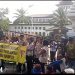 Buruh Bekasi Raya Geruduk ke kantor Gubernur Jawa Barat