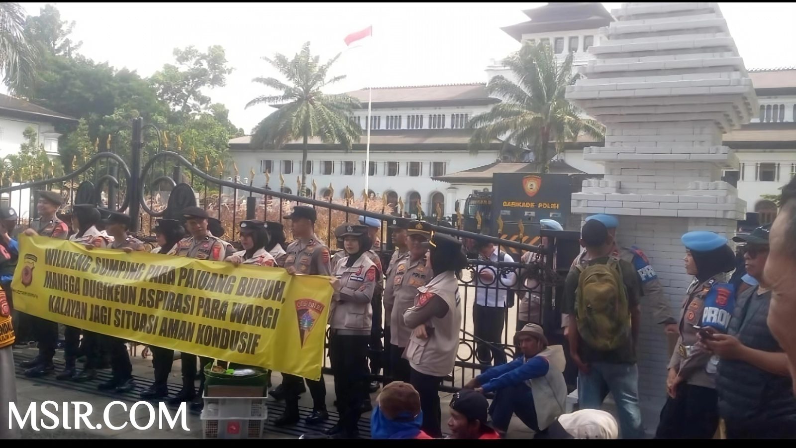 Buruh Bekasi Raya Geruduk ke kantor Gubernur Jawa Barat