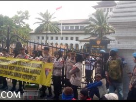 Buruh Bekasi Raya Geruduk ke kantor Gubernur Jawa Barat