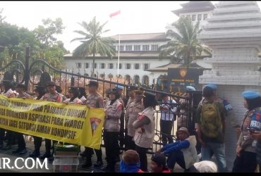 Buruh Bekasi Raya Geruduk ke kantor Gubernur Jawa Barat