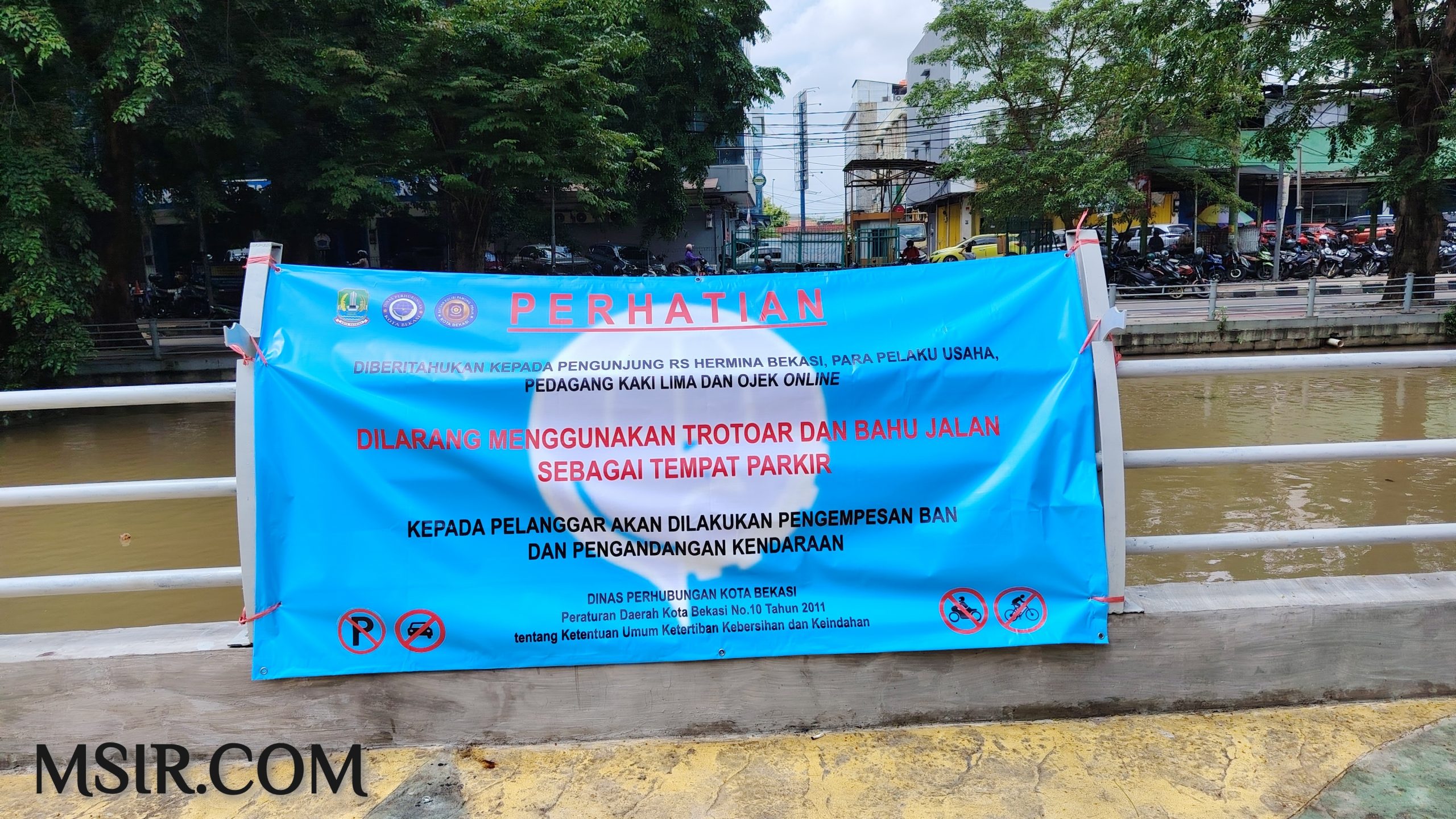 Spanduk Pelarangan Sesuai dengan Perda No. 10 tahun 2011