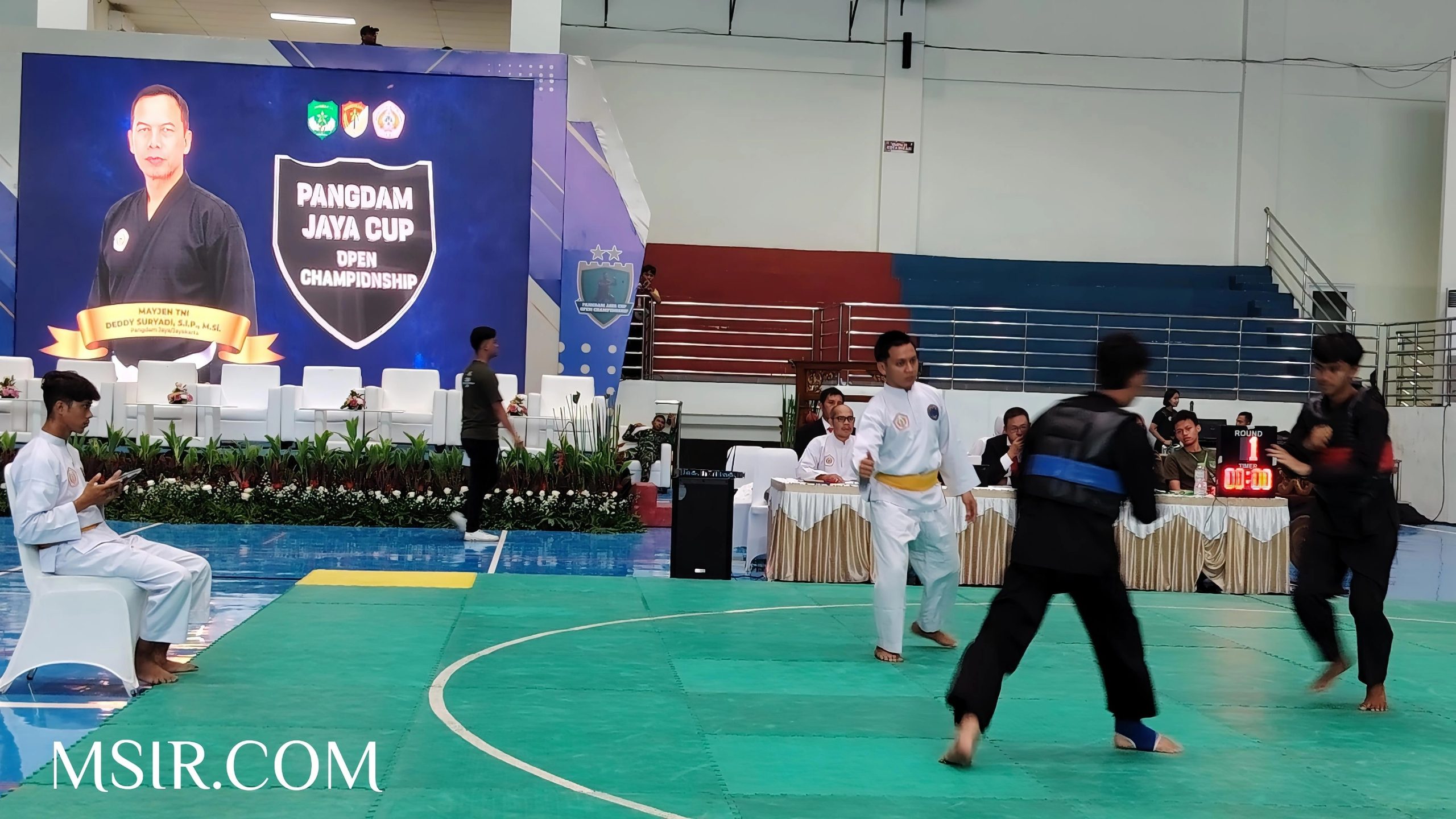 Pertandingan seni bela diri di arena