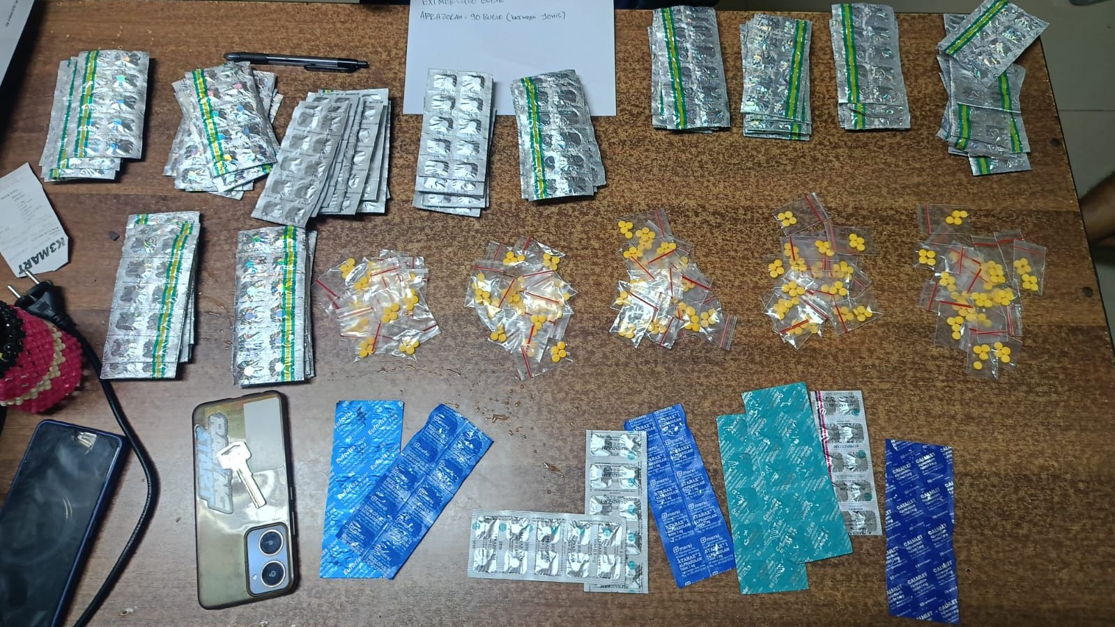 Barang bukti obat keras Tramadol dan Eximer di Polres Metro Bekasi Kota