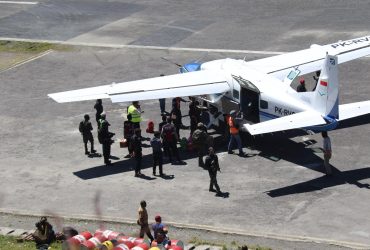 Penjagaan Bandara oleh Satgas Damai Cartenz. (Photo Dok. Divisi Humas Polri)