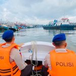 Relokasi kapal mangkrak Muara Angke oleh Ditpolairud. (Photo Dok. Divisi Humas Polri)