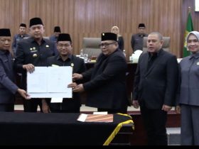Kesepakatan hasil sidang paripurna DPRD Kota Bekasi (Photo Dok. Humas DPRD Kota Bekasi)