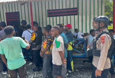 Suasana tragedi di SMP YPK Yakpesmi Dekai. (Photo. Dok Divisi Humas Polri)