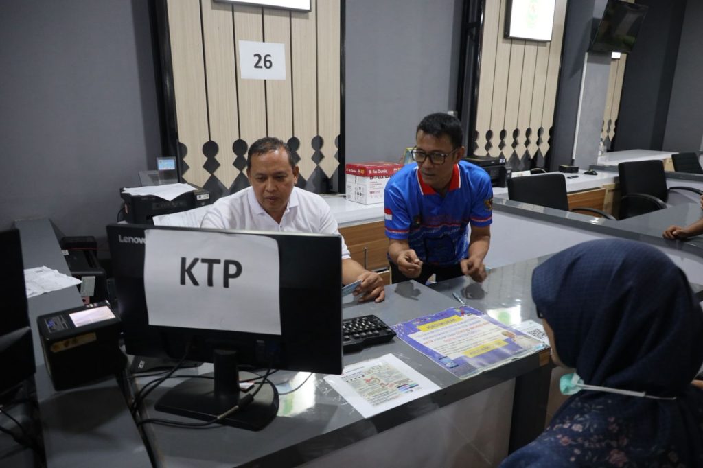 wali-kota-bekasi-cetak-ktp-mpp