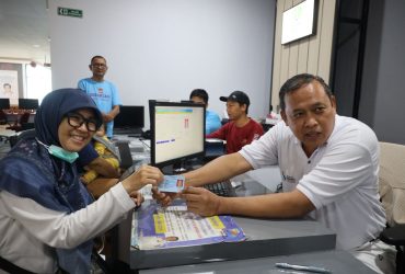 Wali Kota Bekasi Tri Adhianto melayani cetak E-KTP warga di MPP Jalan Ahmad Yani. (Foto:Humas Pemkot Kota Bekasi)